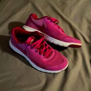 Nike tennis shoes. Girls 5 Women’s 6.5